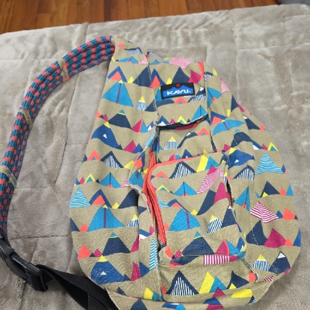 Kavu Slingback Crossbody Backpack Colorful Mountains Adjustable Woven Strap EUC‎